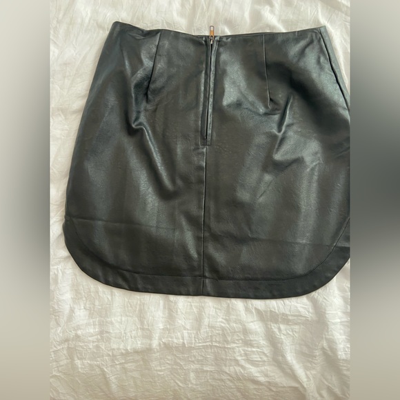 Black faux leather mini skirt with exposed zipper in back - Picture 3 of 3
